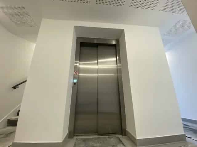 Modern Executive Apartment with Parking Near Train Station