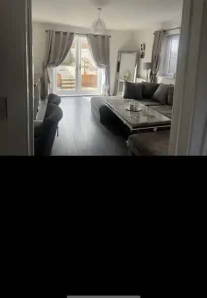 2 Bed House with Garden Driveway