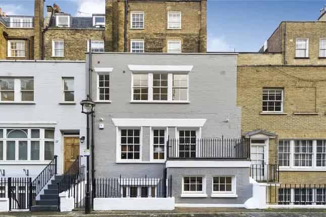 Stunning 3-Bedroom Mews House Marylebone Montagu Square
