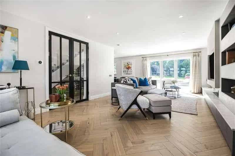 5 bed house for sale