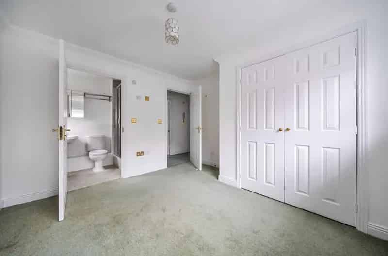 2 Bed Ground Floor Apartment with Garage For Sale