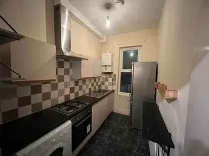Double Room in 33m² Flat near Streatham Common Station