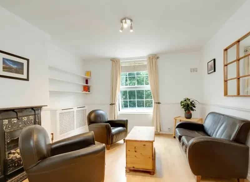 One Bedroom Flat with Separate Kitchen and Modern Bathroom - Chain Free