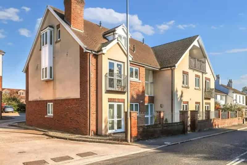 One Double Bedroom Apartment with Allocated Parking