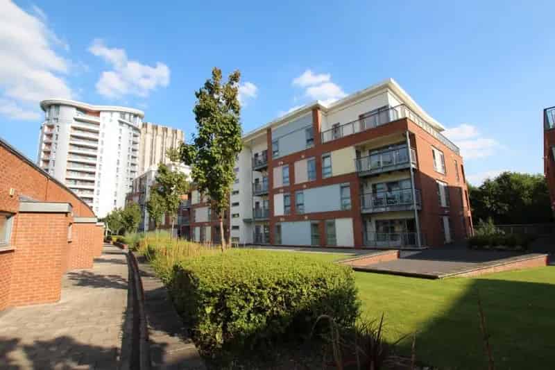 2 Bedroom Apartment City Centre Part Furnished Balcony En-Suite