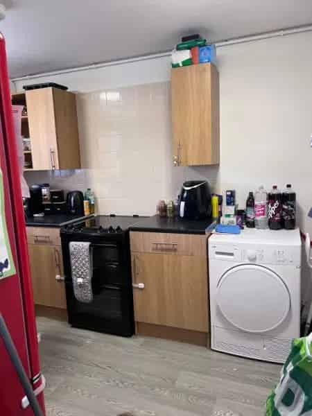 Spacious 2-Bed Ground Floor Flat Near Shops and Transport