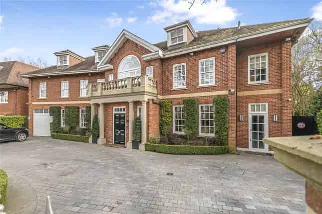 8-Bedroom Detached House for Sale in Highgate