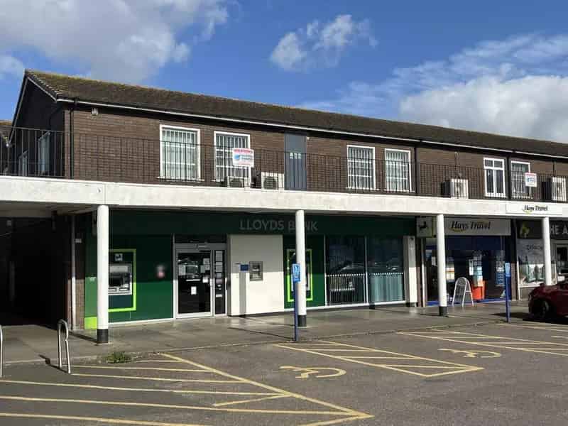 Ground Floor Shop and Offices in Popular Shopping Centre