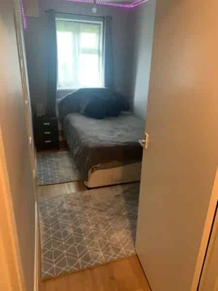 2 Bedroom Ground Floor Flat Near Shops and Tube