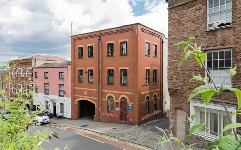 2 Bedroom Apartment Near City Center and BRI with Parking