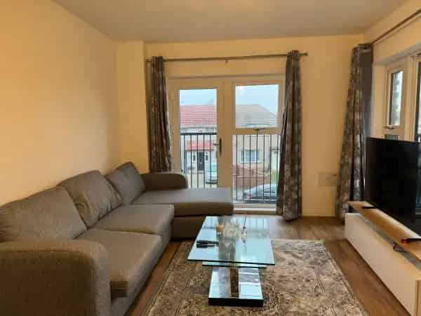 First Floor Flat Near Slough High Street and Heathrow