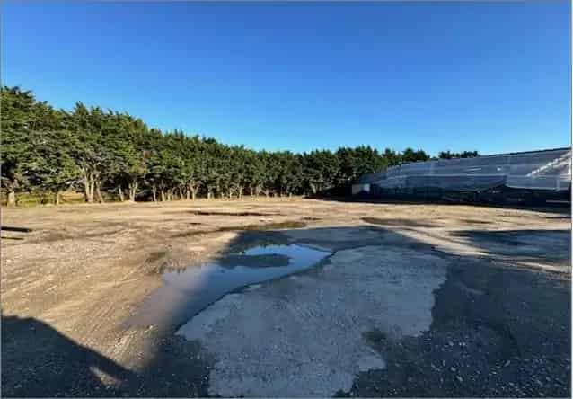 07 Acre Level Yard Near M25 Junction 26