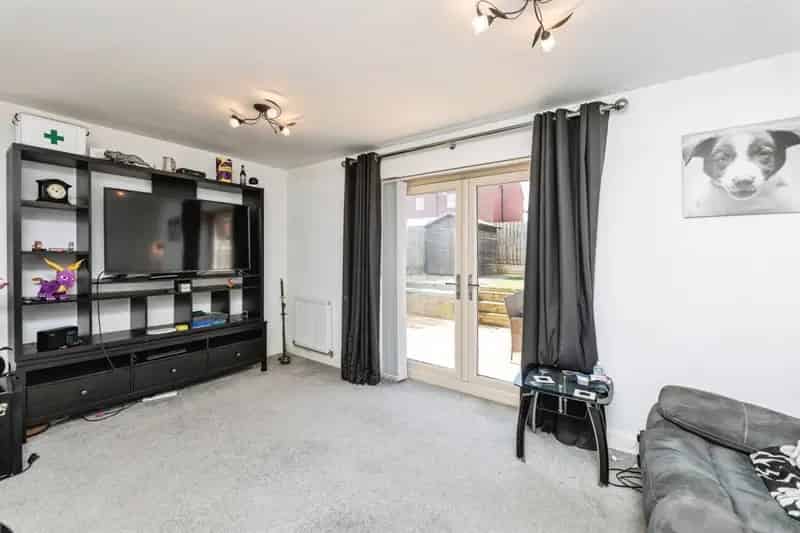 Stunning 4-Bedroom Detached House Modern Kitchen Family Home