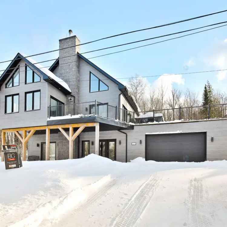 Stunning Turnkey Home in Magog