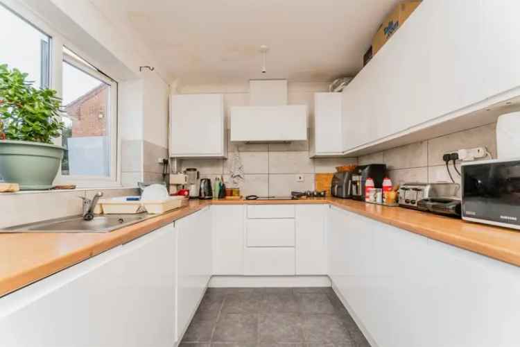 Spacious 3-Bed Detached House in Oakley Vale Corby