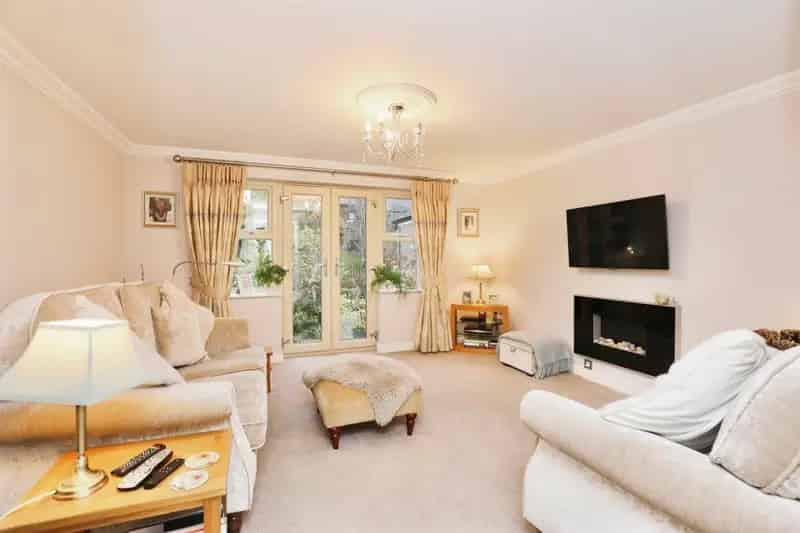 Four Bedroom Detached House With Modern Interior and Gardens
