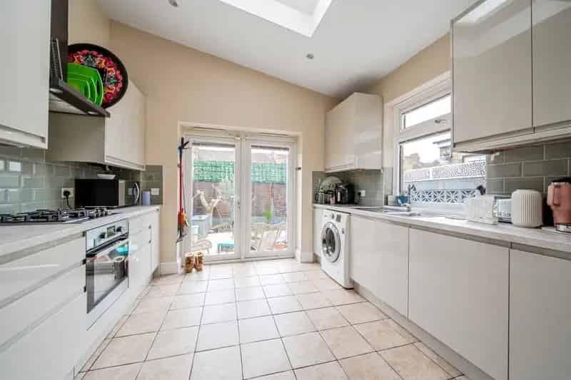 3 Bed Mid-Terraced House Near Green Lanes Palmers Green