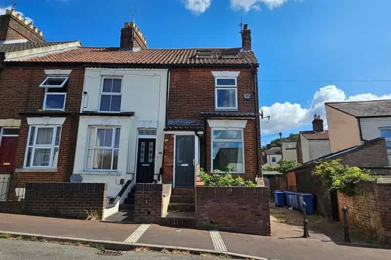 3-4 Bedroom HMO End Terrace House - Vacant and Chain Free