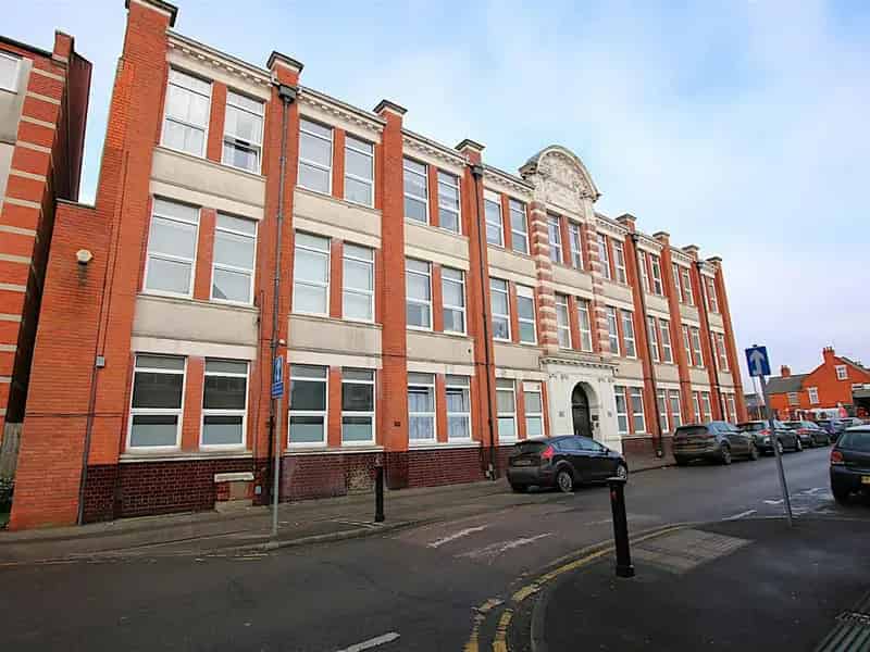 2 Bed Top Floor Apartment Leasehold Wellingborough Road