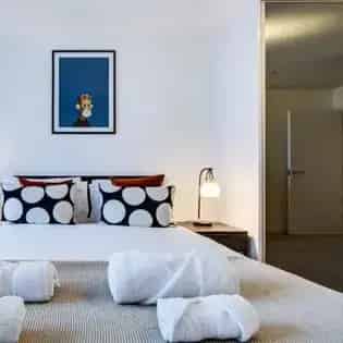 1 Bed Flat Stratford 74m² 19th Floor Luxury
