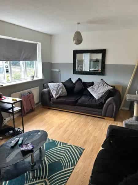 Ground Floor Flat Near Shops and Buses