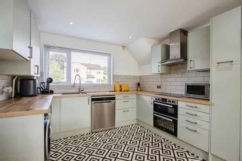 3 Bed Link Detached House with Conservatory and Garage