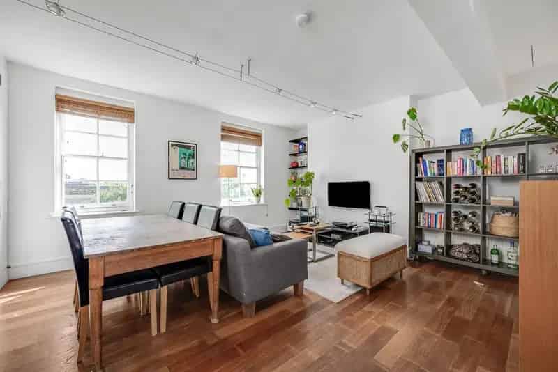 Spacious 2-Bed Upper Duplex Flat with Roof Terrace