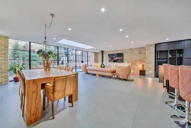 Four Bed Four Bath Renovated Home Shortlands