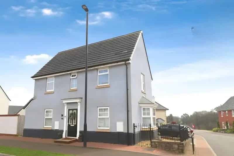 3 Bedroom Detached House in Pontrhydyrun