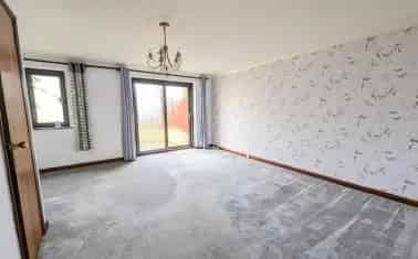 3 Bed Semi-Detached House with Garden and Garage