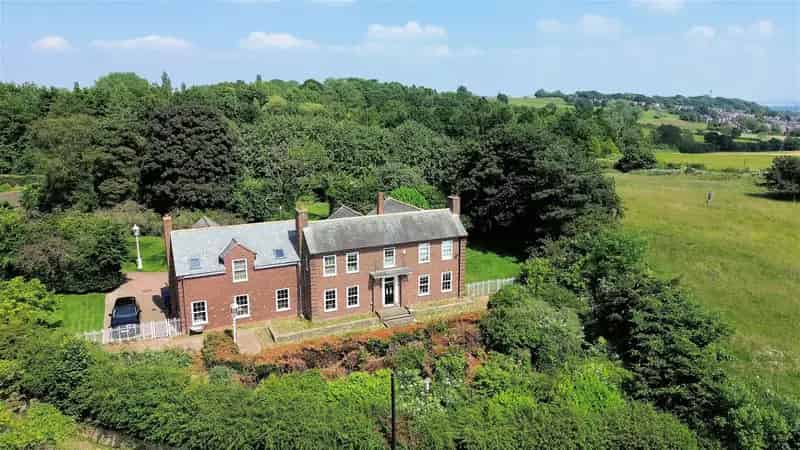 5 Bedroom Detached House with Stunning Views and 1 Acre Grounds