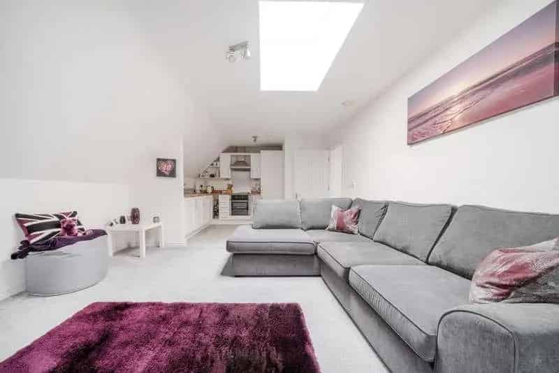 1 Bed Flat for Sale Thatcham Modern Apartment Parking No Onward Chain