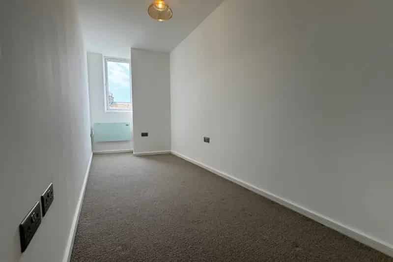 Two Bedroom Apartment Near Town Centre Train Station August 2025