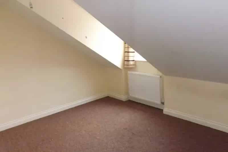 Two Bedroom Maisonette Newport - Modern Kitchen & Double Glazing