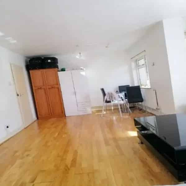 Spacious 1-Bed Richmond Apartment Near Thames River and Kew Gardens