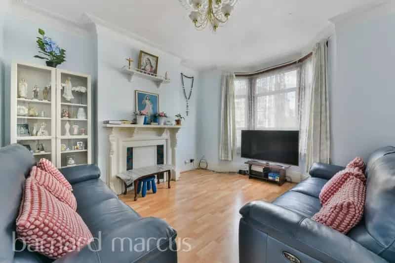 3 Bed Period Terraced House High Ceilings Bay Windows Family Home