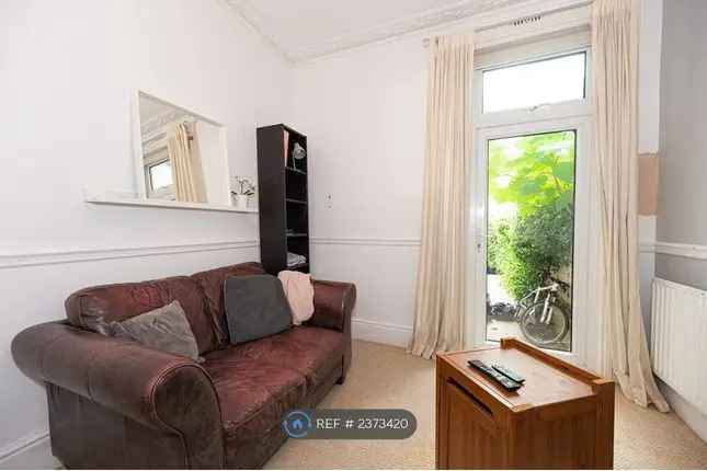 Terraced House to Rent in London SW4