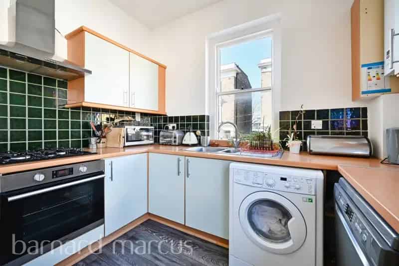 Spacious Battersea Flat with Extension Potential