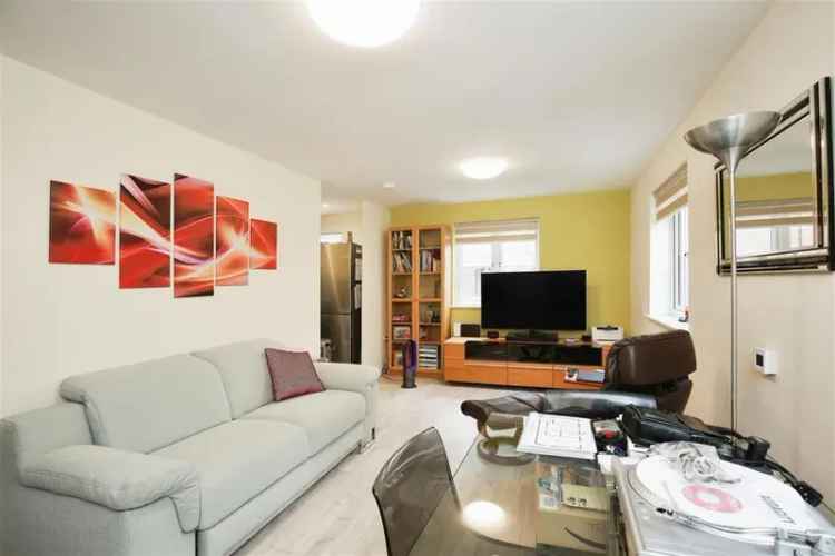 2-Bed Thames View Flat Near Town Centre