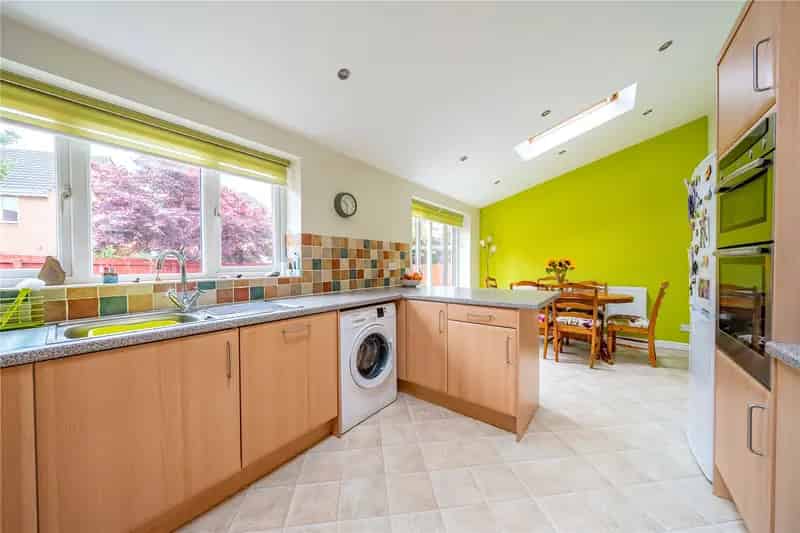 3-4 Bedroom Detached House in Woodleas Meanwood