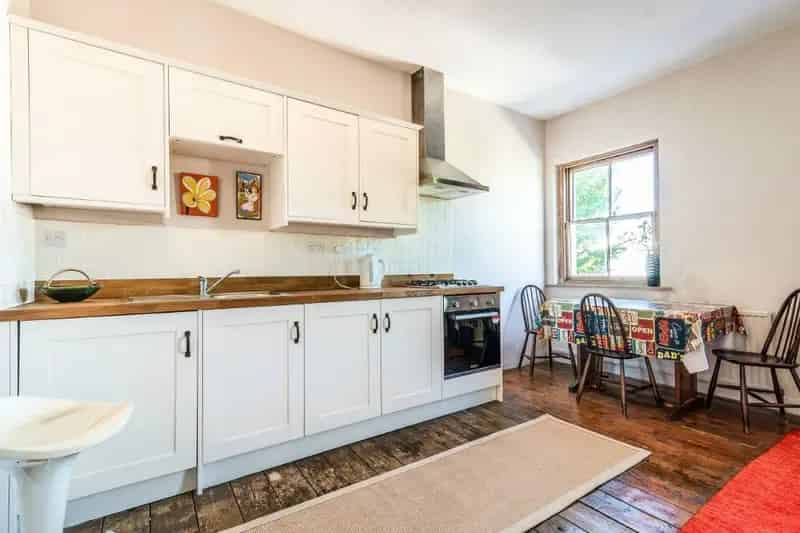 Spacious Top Floor Apartment near Brighton Station