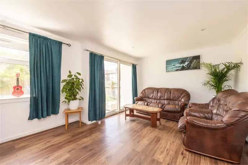 2 Bed Ground Floor Flat with Private Garden and Parking