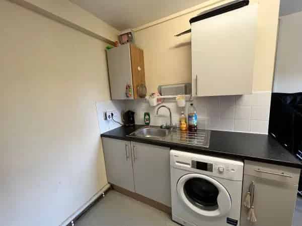 2 Bedroom Maisonette Near Victoria Park - Low Rise Building