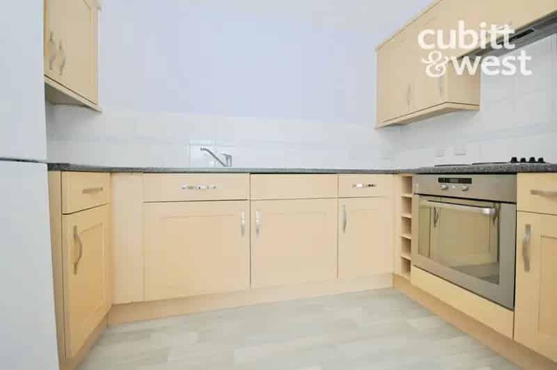 2 Bedroom Apartment Crawley Newly Renovated Modern Open Plan Near Town Centre
