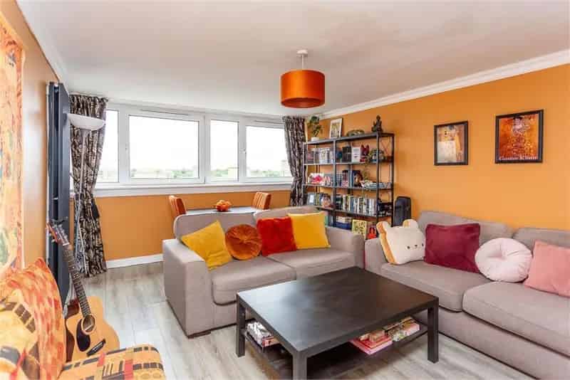 3 Bed Flat Third Floor Panoramic City Views Private Balcony
