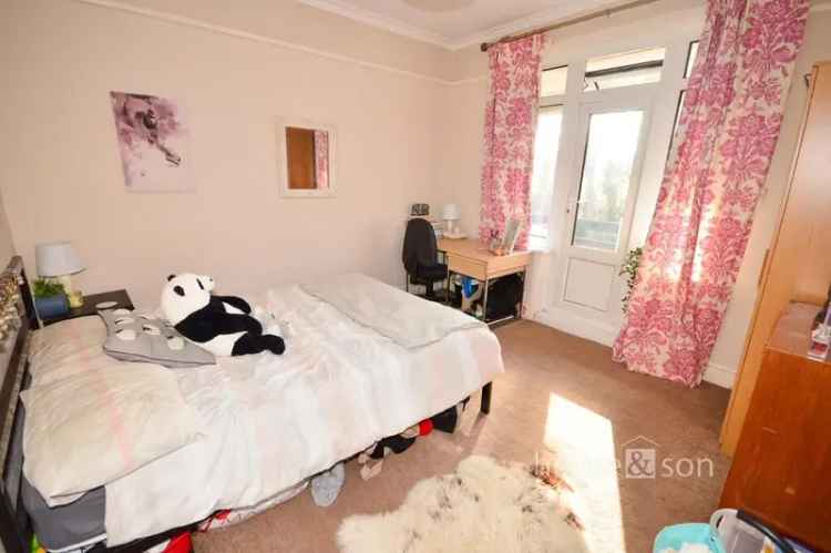 6 Bedroom Detached Student House with Balcony