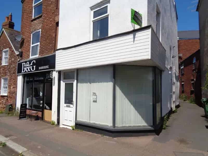 406 sq ft Retail Office Space with Fitted Kitchen