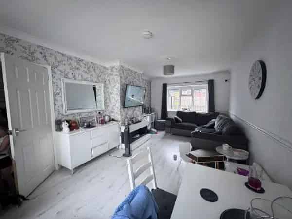 Large 3 Bedroom House with Gardens and Outbuildings