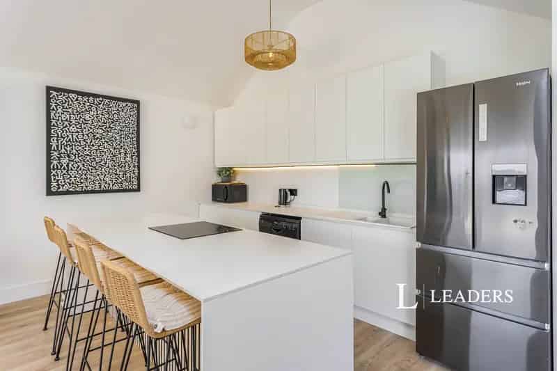 5 Bed Bungalow with 2 Bathrooms and Large Garden