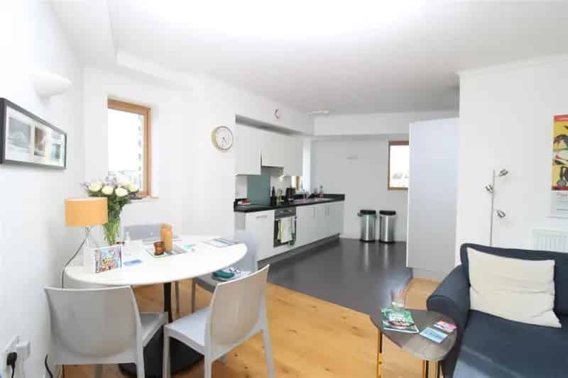 Two Bedroom Brighton Apartment Near Station - Bills Included